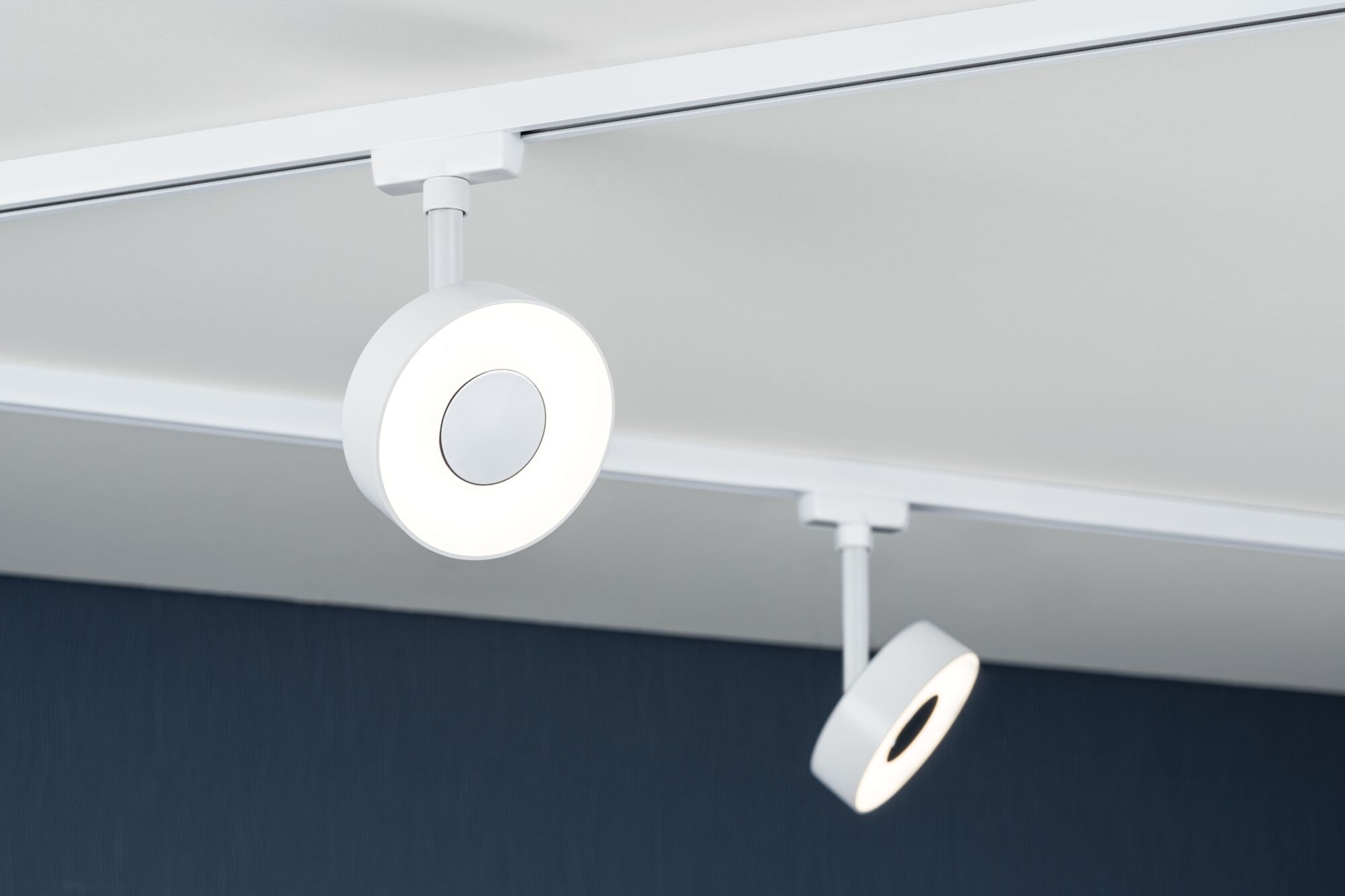 Weiße runde LED-Schienenleuchten an Decke mit modernem Design für flexible Raumbeleuchtung