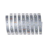 Flexibele zilveren LED-strip met gele LEDs, energiezuinige verlichting voor woonruimtes.