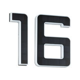 Husnummer 16 med sorte solpaneler og hvid ramme til energieffektiv udendørsbelysning