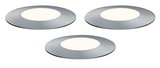 Trois spots encastrés LED ronds en aluminium brossé argenté avec lumière blanc chaud.