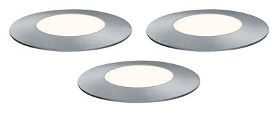 Trois spots encastrés LED ronds en aluminium brossé argenté avec lumière blanc chaud.