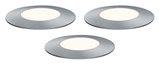 Trois spots encastrés LED ronds en aluminium brossé argenté avec lumière blanc chaud.