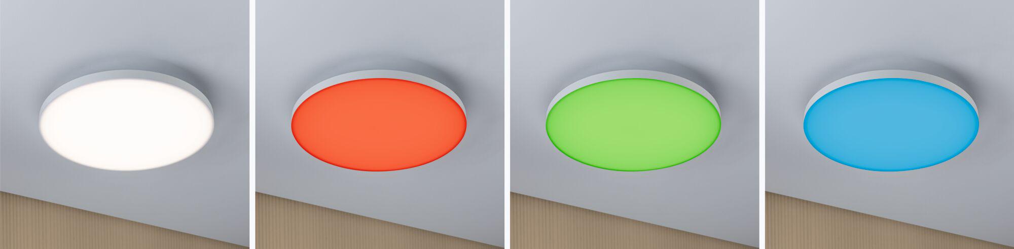 Fire runde LED-loftlamper i hvid, rød, grøn og blå med moderne design til opholdsrum.