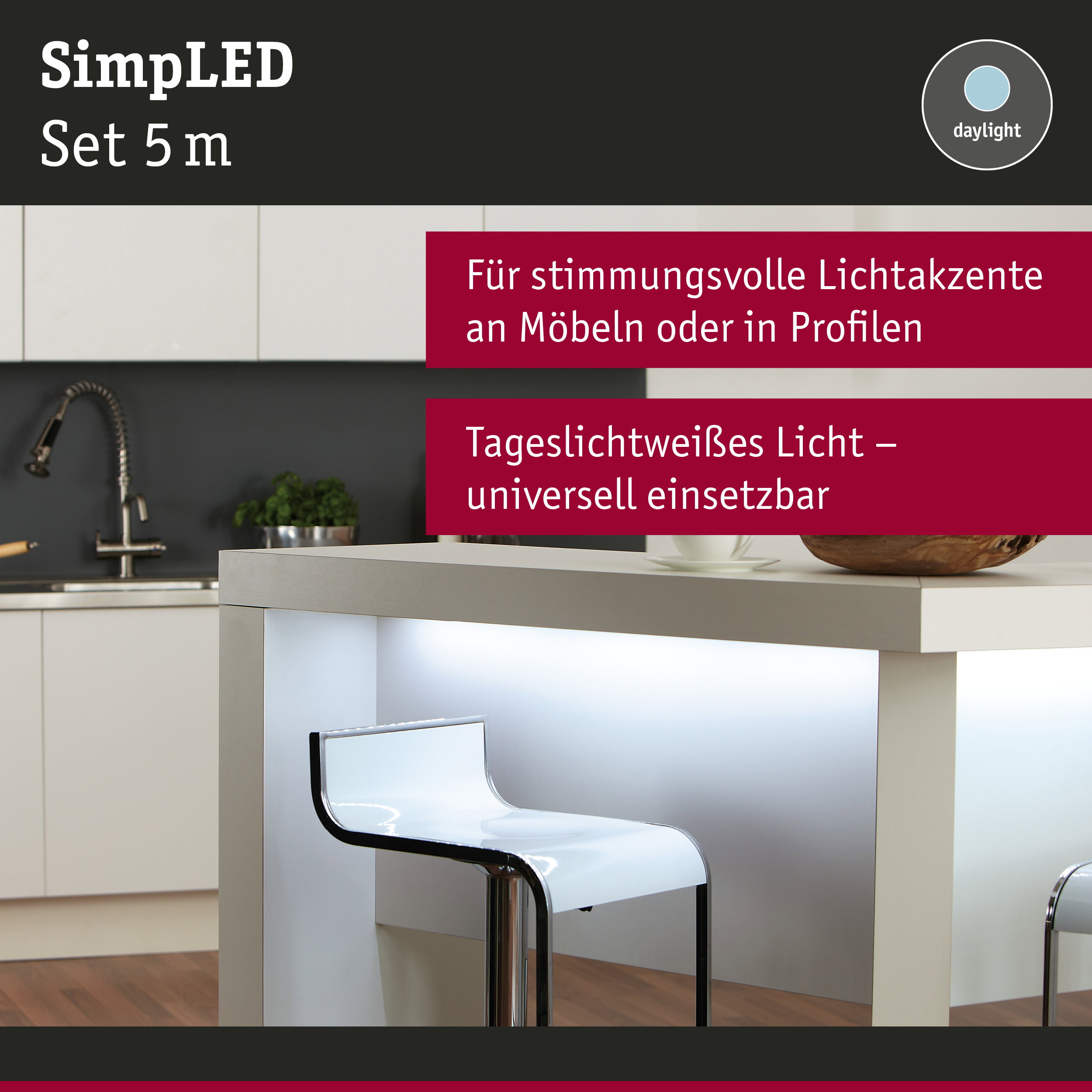 Moderne weiße Kücheninsel mit LED-Beleuchtung und transparentem Barhocker in stilvollem Interieur