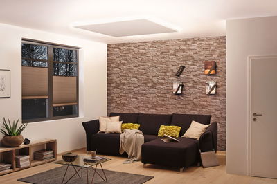 Salon moderne avec éclairage indirect MaxLED au plafond en blanc chaud pour une ambiance chaleureuse