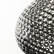 Close-up van glanzend zilverkleurig metalen oppervlak met golvend, gestructureerd patroon