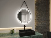 Runder LED-Spiegel mit schwarzem Rahmen und grünem Marmor-Waschtisch in modernem Badezimmer.