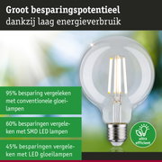 Energiezuinige LED-gloeilamp met helder glas en zilveren fitting voor duurzame verlichting