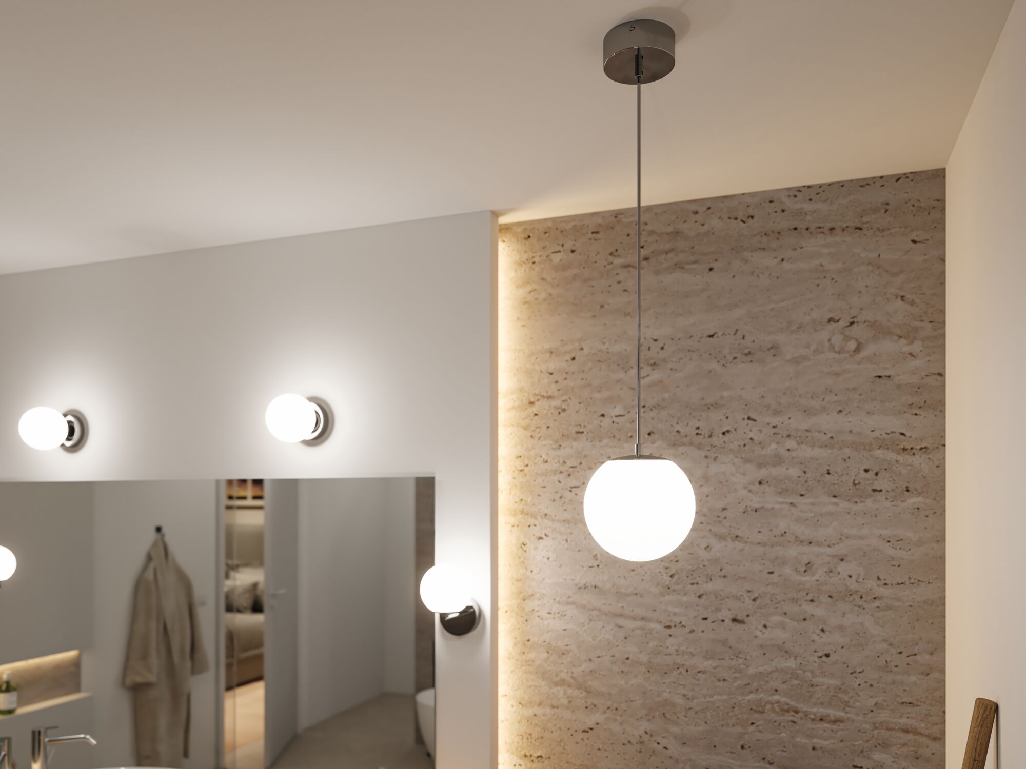 Suspension ronde moderne en verre blanc avec support métal sur mur en pierre beige dans salle de bain.