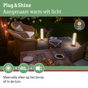 Sfeervol terras met warm wit Plug & Shine LED-buitenverlichting en rotanmeubels in de tuin
