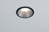 Ronde LED-inbouwspot met zwarte rand en zilveren reflector in wit plafond