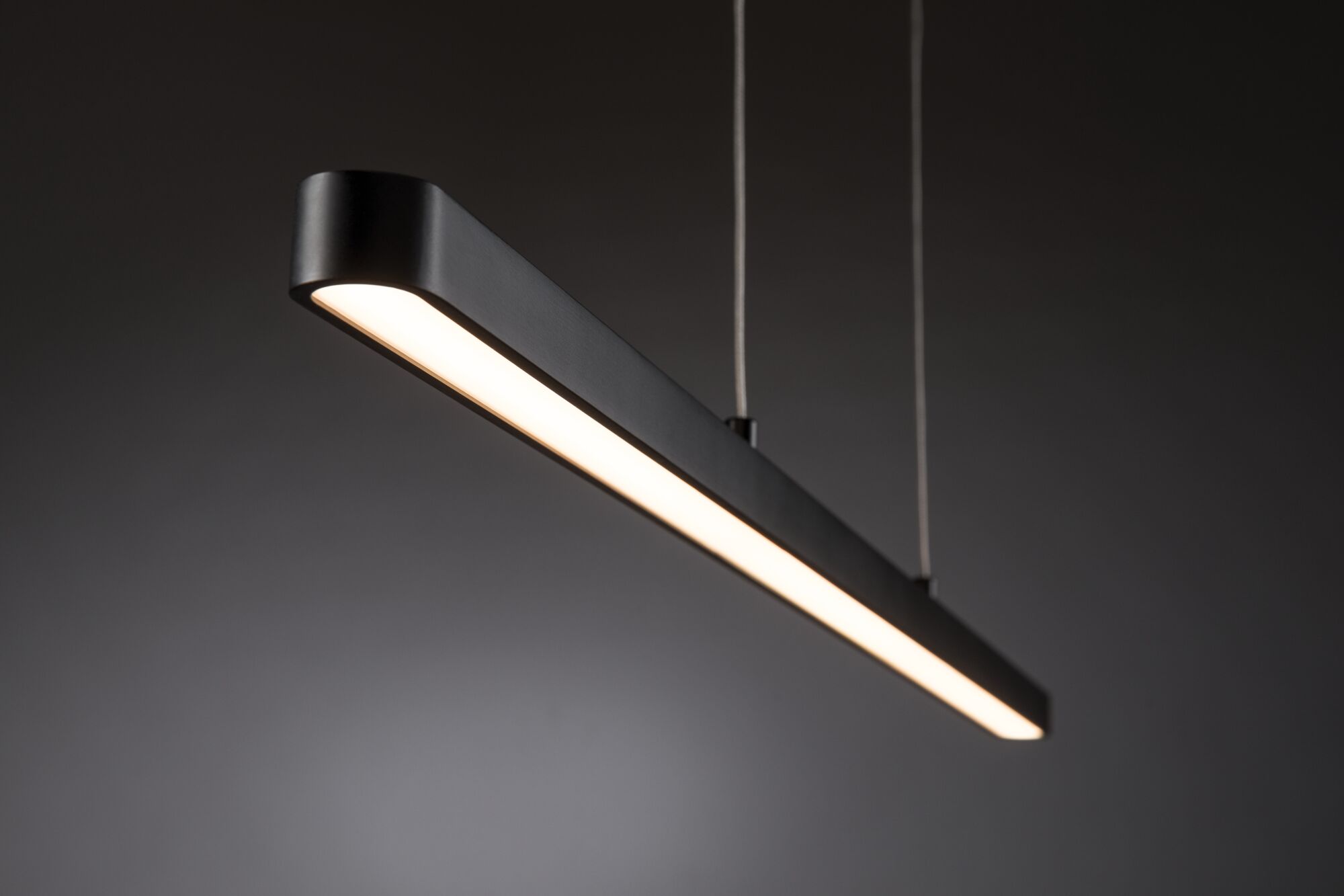 Schwarze LED-Pendelleuchte aus Metall mit warmweißem Licht für moderne Innenräume
