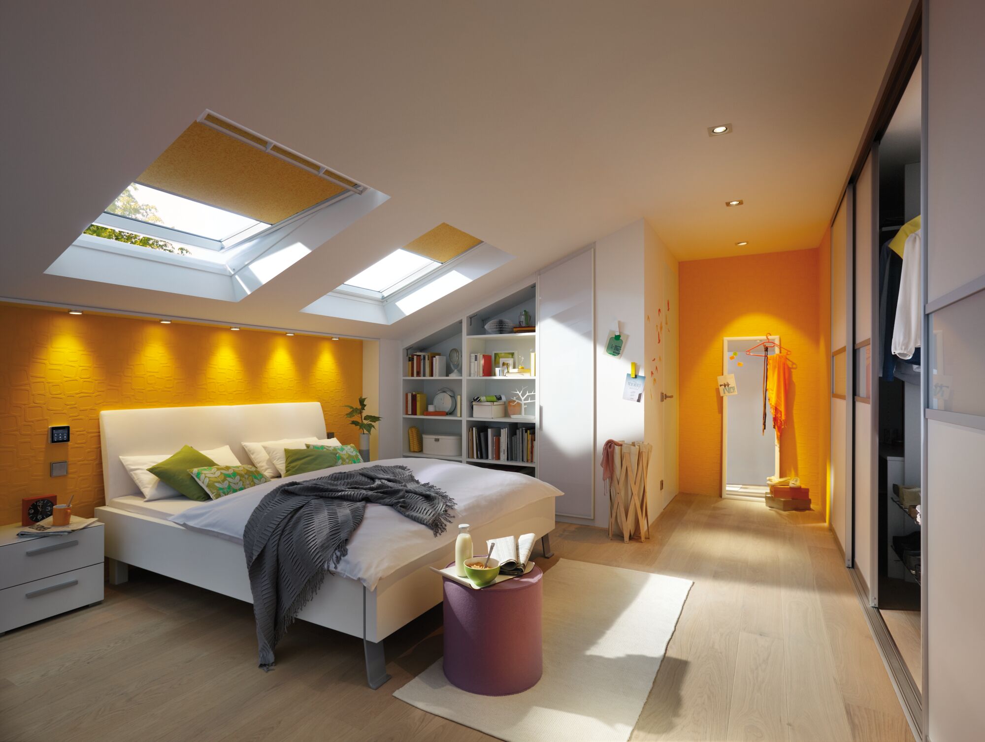 Modernes Schlafzimmer mit blendfreien LED-Downlights und Tageslicht durch Dachfenster, gelbe Wandakzente