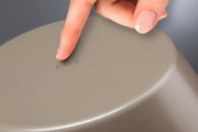 Finger berührt grauen Kunststoff-Schalter mit Ein-Aus-Symbol für elektronische Geräte