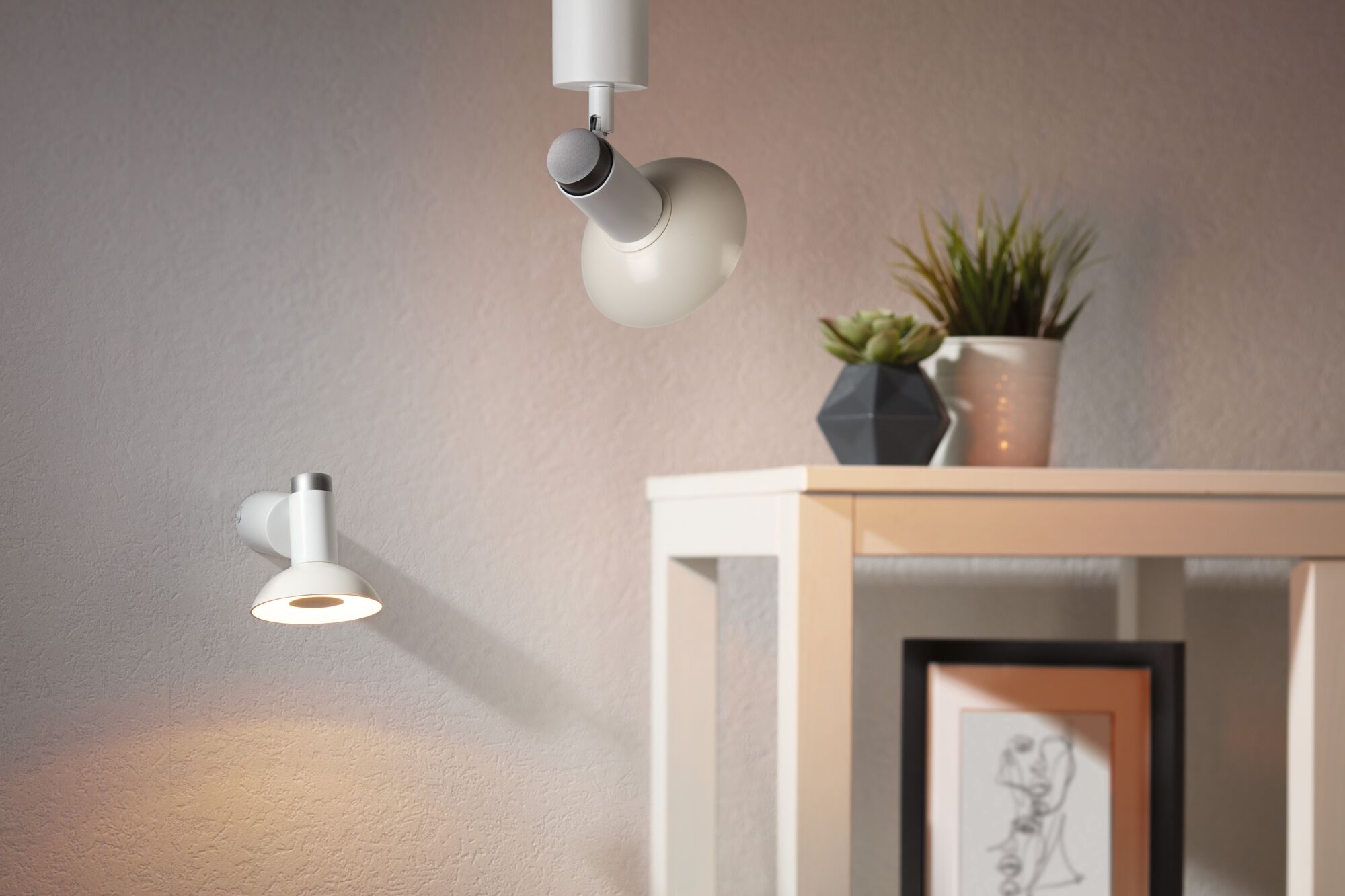 Weiße LED-Wand- und Deckenstrahler aus Metall in modernem Design für Wohnraumbeleuchtung
