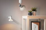 Witte metalen LED wand- en plafondspots in modern design voor woonverlichting