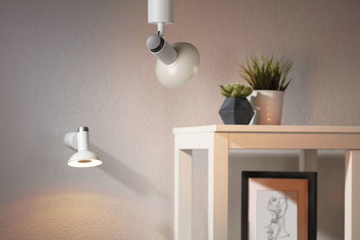 Weiße LED-Wand- und Deckenstrahler aus Metall in modernem Design für Wohnraumbeleuchtung