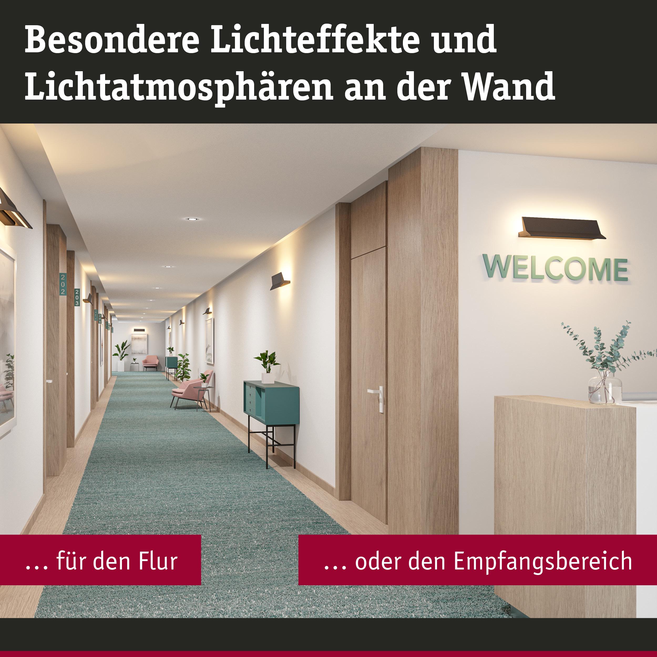 Moderner Flur mit warmweißen Wandlampen und Holzdetails für einladende Lichtatmosphäre