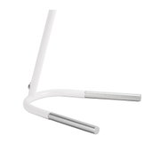 Hvid metalholder med sølvender, minimalistisk design til lamper eller enheder.