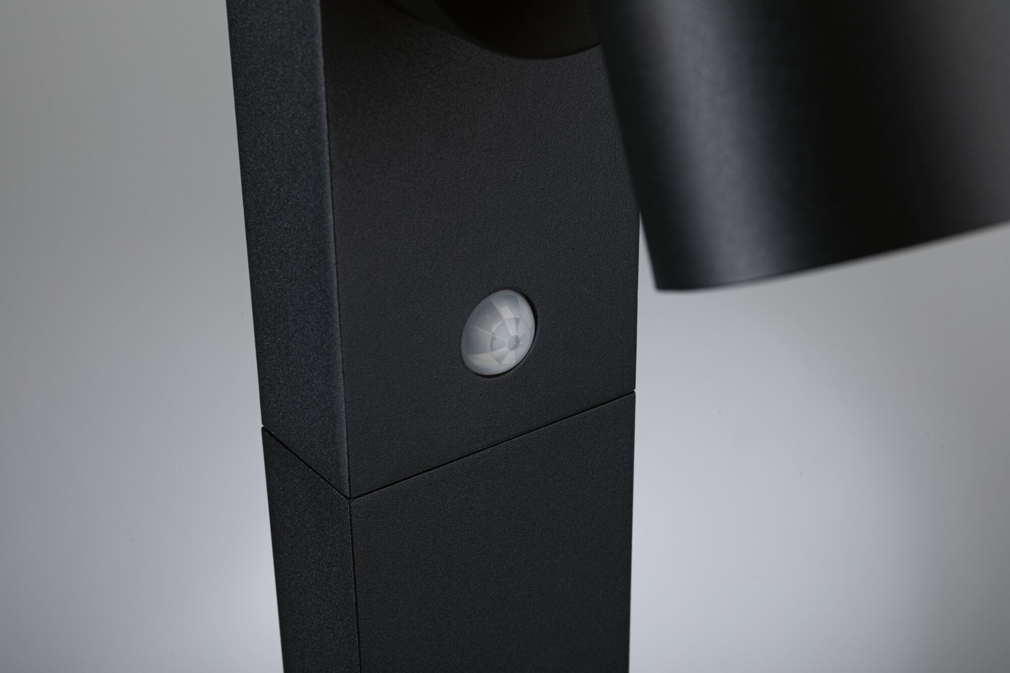 Boîtier métallique noir avec détecteur de mouvement intégré pour éclairage LED extérieur moderne