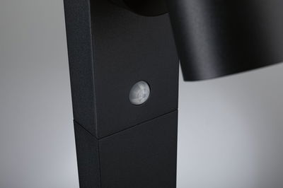 Boîtier métallique noir avec détecteur de mouvement intégré pour éclairage LED extérieur moderne