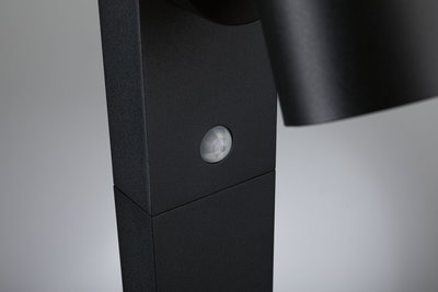 Schwarzes Metallgehäuse mit integriertem Bewegungsmelder für moderne LED-Außenbeleuchtung