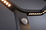 Zwarte LED-buitenlamp met bewegingssensor en warm wit licht voor tuin en terras