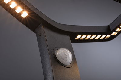 Zwarte LED-buitenlamp met bewegingssensor en warm wit licht voor tuin en terras