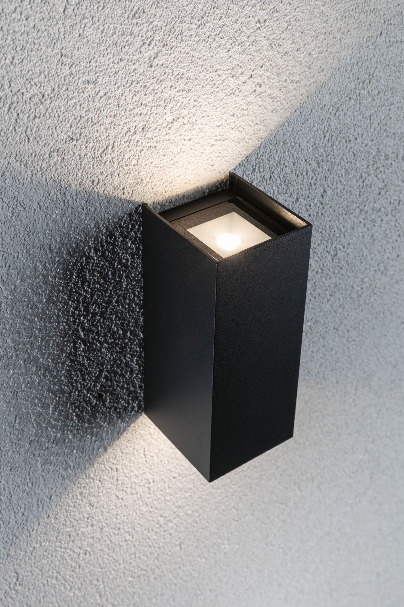 Applique murale noire en aluminium avec faisceau carré sur mur gris texturé moderne