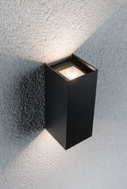 Applique murale noire en aluminium avec faisceau carré sur mur gris texturé moderne