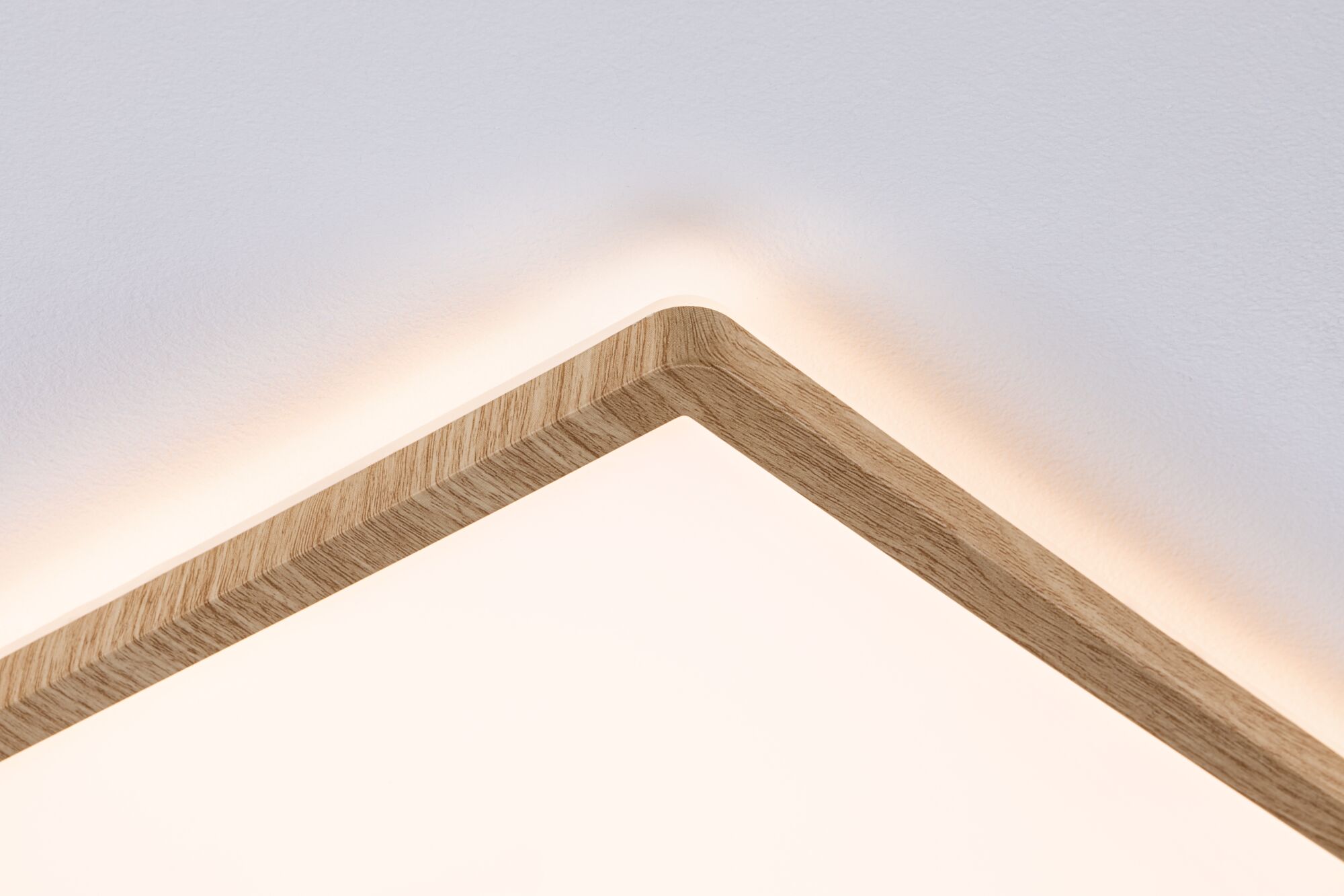 Eckige Deckenleuchte mit Holzrahmen in Eiche hell und warmweißem LED-Licht für Wohnräume