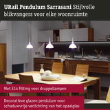 Drie witte glazen pendellampen met E14 fitting boven houten eettafel in moderne keuken