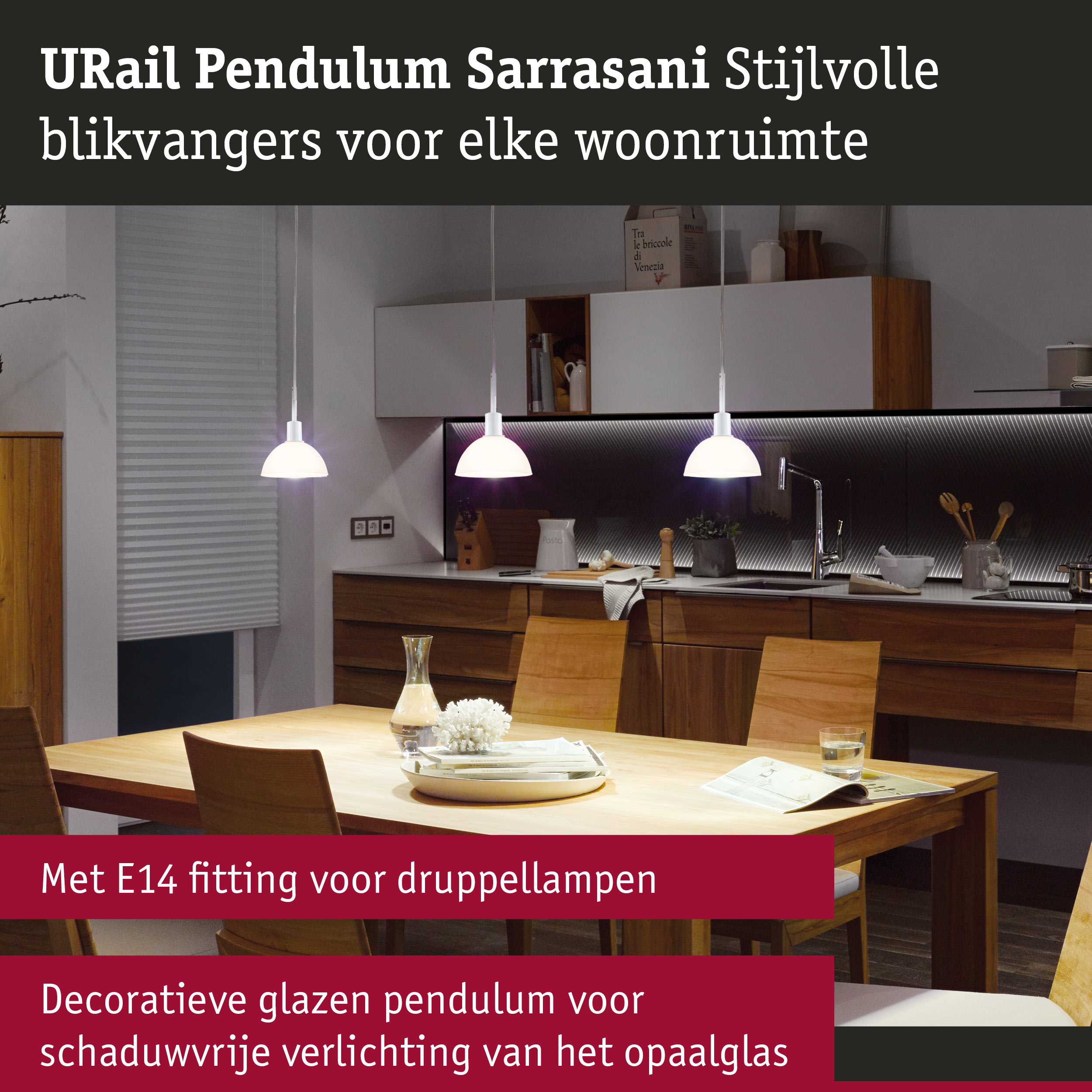 Drie witte glazen pendellampen met E14 fitting boven houten tafel in moderne keuken
