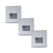 Drie vierkante LED-wand inbouwlampen van zilverkleurig aluminium met rechthoekig lichtvenster