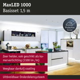 Moderne witte keuken met MaxLED 1000 LED-verlichtingssysteem en beschermkap aan het plafond
