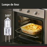 Ampoule en verre à deux broches devant un four avec un gratin à 300 degrés, lampe LED de remplacement