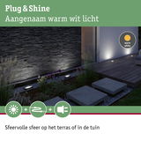 Warm wit LED-grondlicht in moderne tuin met stenen pad en terras voor sfeervolle buitenverlichting