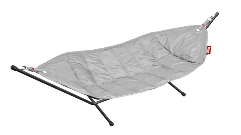 Hamac d'extérieur gris avec cadre métallique noir, confortable et résistant aux intempéries pour jardin et terrasse.