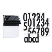 Lampe solaire noire avec panneau blanc et autocollants noirs chiffres et lettres pour numéros de maison.