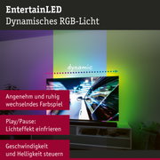 Dynamisches RGB-Licht hinter Fernseher erzeugt farbwechselnde Ambientebeleuchtung im Wohnzimmer