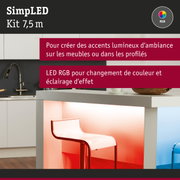 Intérieur de cuisine moderne avec éclairage LED RGB changeant de couleur sous le plan de travail