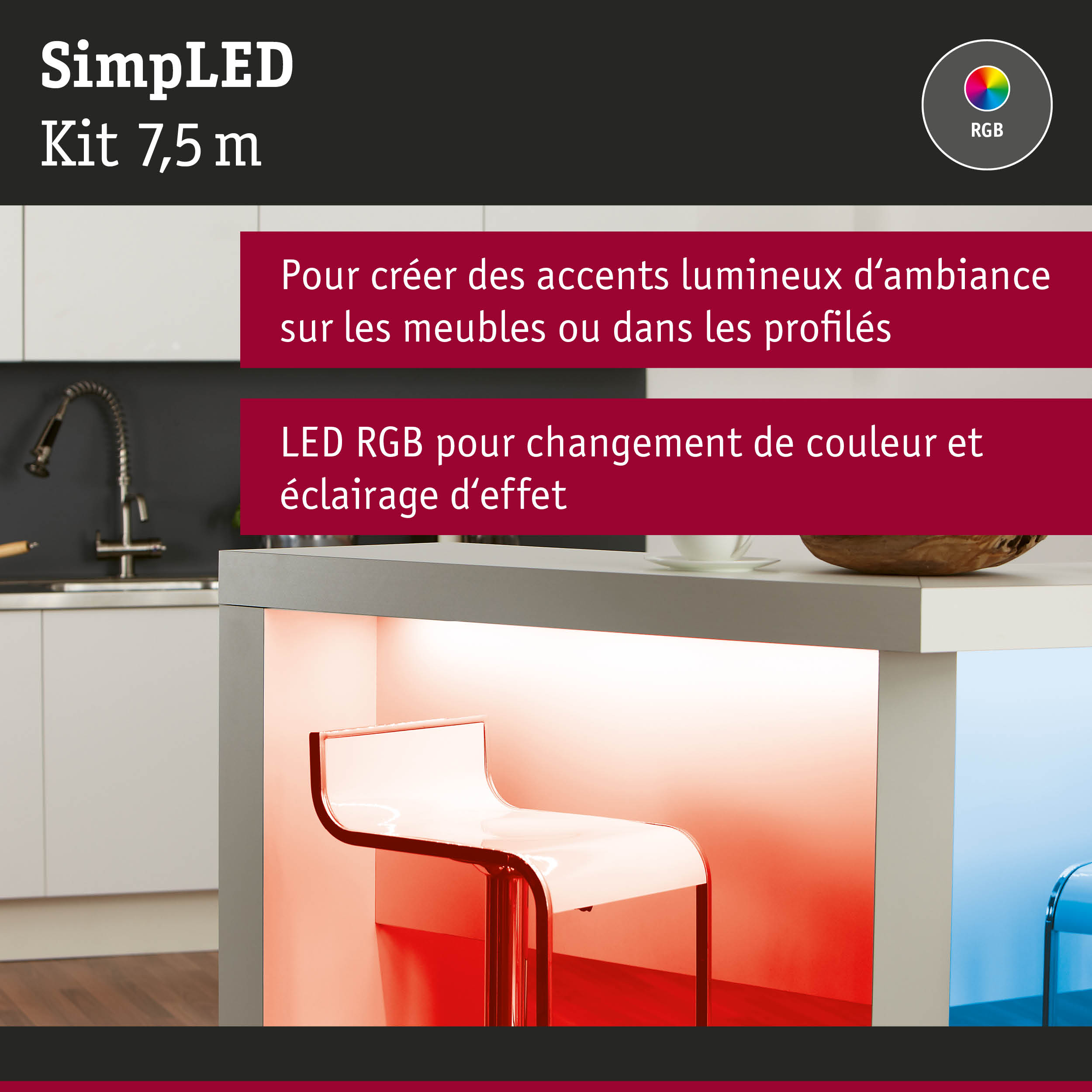Intérieur de cuisine moderne avec éclairage LED RGB changeant de couleur sous le plan de travail