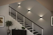 Modernes Wohnzimmer mit schwarzem LED-Stehleuchter und warmweißem Licht für gemütliche Beleuchtung