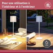 Lampe de table blanche IP44 pour usage intérieur et extérieur sur table en bois dressée