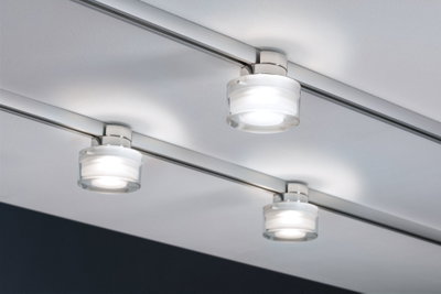 Drei moderne Deckenstrahler mit Glas und Metall in Weiß und Silber für flexible Raumbeleuchtung