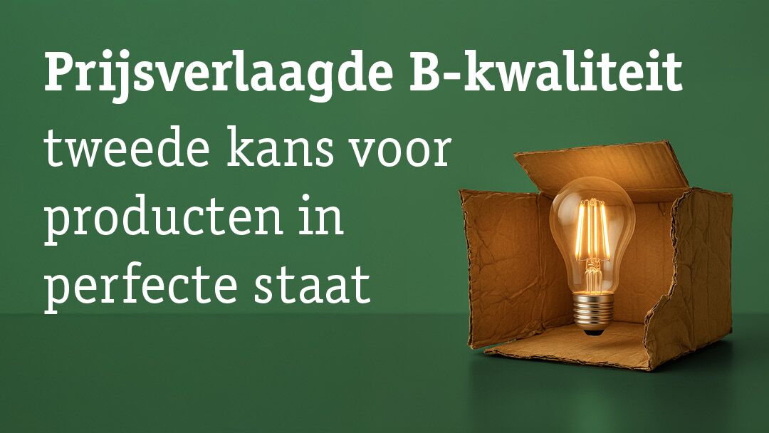Verlichte gloeilamp in open bruine kartonnen doos op groene achtergrond met tekst over B-kwaliteit producten
