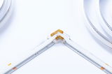 Bande LED avec connecteur d'angle transparent et bandes flexibles blanches pour éclairage moderne.