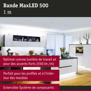 Cuisine blanche moderne avec éclairage LED sous les armoires murales et plan de travail