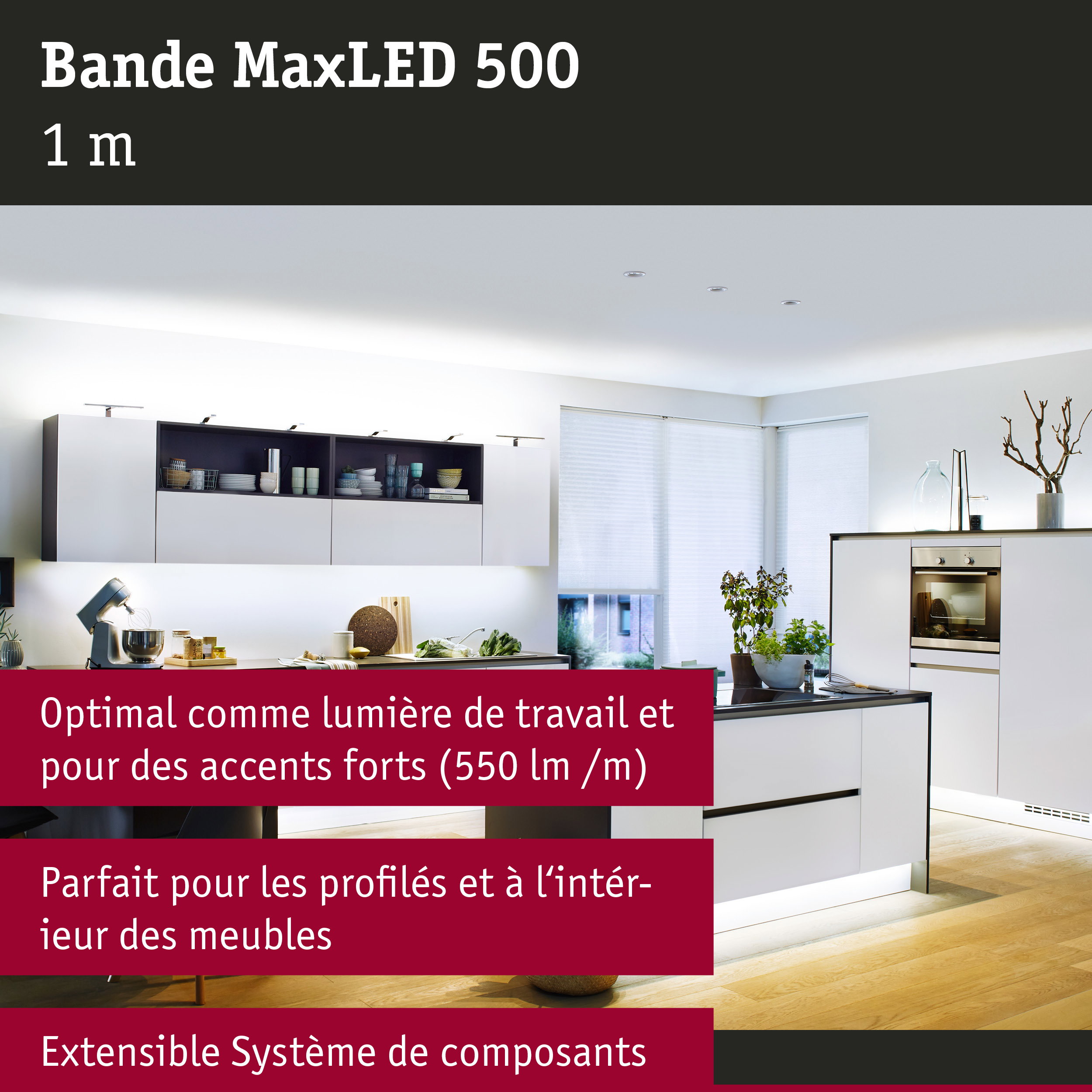Cuisine blanche moderne avec éclairage LED sous les armoires murales et plan de travail