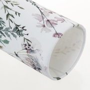 Lampenschirm aus weißem Stoff mit zartem floralem Muster in Grün und Rosa für Wohnraumbeleuchtung